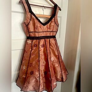 •SHRINE OF HOLLYWOOD BRAND DRESS ~VINTAGE STYLE PLEATED WITH FLORAL EMBROIDERY!
